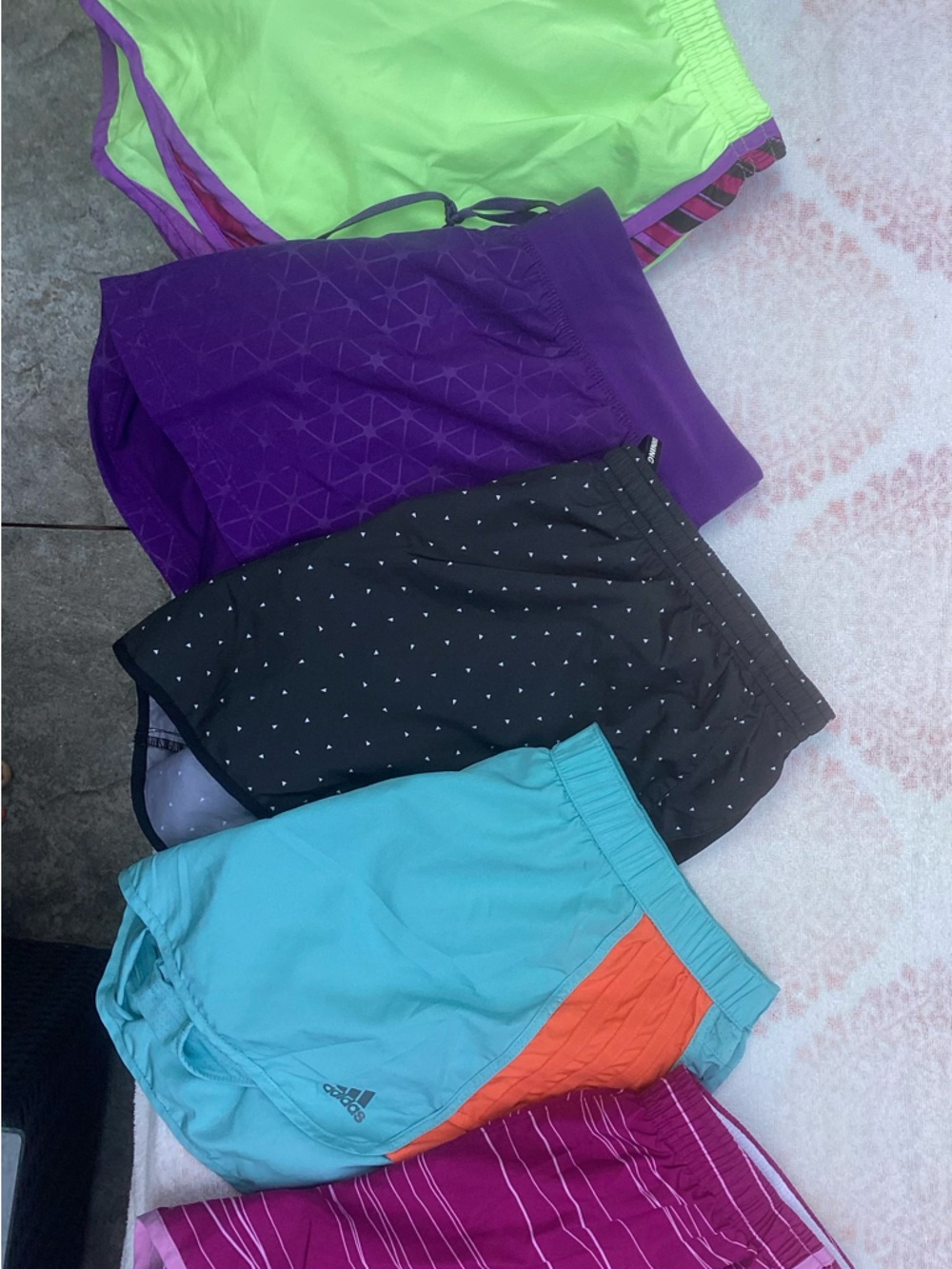 Mixed workout shorts
Nike, Adidas and Heat Gear
Women’s Large
